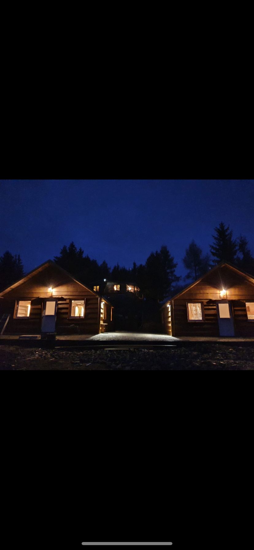 Domki nocą oświetlone
